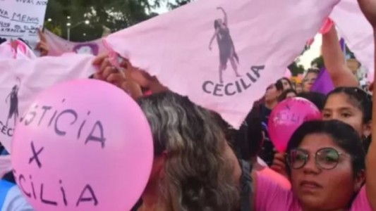 Marcha a un mes de la desaparición de Cecilia: tiñeron de rosa el puente que une Chaco y Corrientes