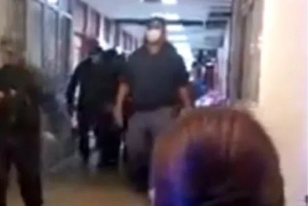 Al grito de "asesino", llevaron a Emerenciano Sena a un hospital para un control médico
