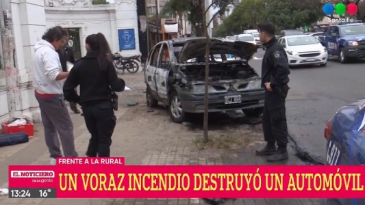 Un voraz incendio destruyó un automóvil en pleno Boulevard Pellegrini