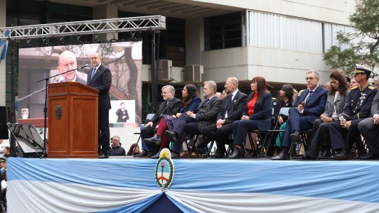 Perotti encabezó el acto por el 207° aniversario de la independencia