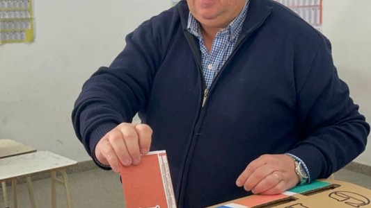 Juan Pablo Poletti, precandidato a intendente, votó en la Escuela Constituyentes