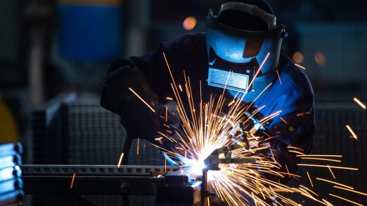 La UOM acordó un aumento trimestral del 38% y un bono de $60 mil