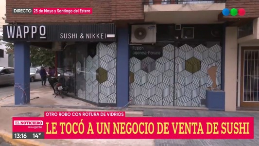 Delincuentes rompieron el blindex y entraron a robar a una casa de sushi