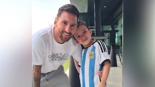 Video: la emoción del nene que sufre el mismo problema de crecimiento que Messi, al conocer a su ídolo