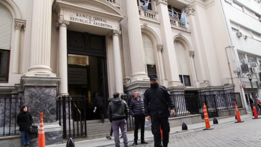 La reacción del mercado ante el acuerdo con el FMI: baja el dólar blue y suben los bonos