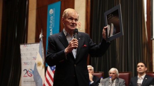 "¿Qué les parecería enviar a Messi al espacio?": la máxima autoridad de la NASA dialogó con estudiantes de la UBA