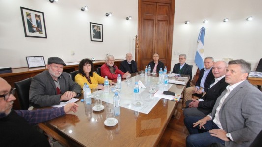 La provincia inició el diálogo paritario con los gremios de la administración central