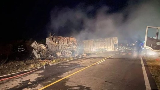 Choque frontal entre dos camiones en la ruta: murieron los conductores, uno de ellos adolescente