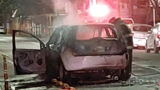 Barrio Candioti: se prendió fuego un auto