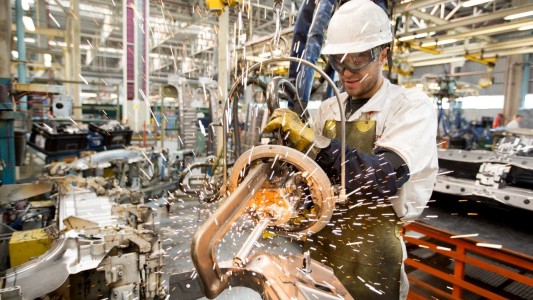 La industria cayó con fuerza en junio, pero mantuvo un semestre al alza