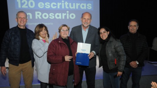 Perotti entregó 120 escrituras a familias de Rosario