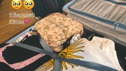 Las valijas listas, la bandera y el escudo Sabalero