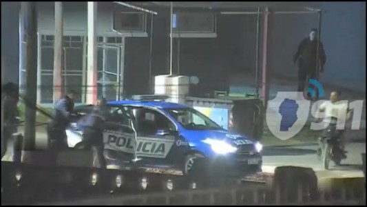 Video: oficiales de la Policía le salvaron la vida a una beba recién nacida