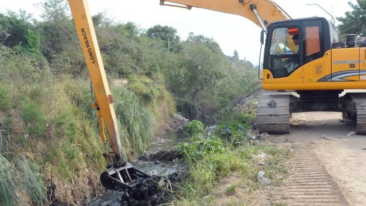 La Municipalidad limpia y acondiciona el canal de Camino Viejo