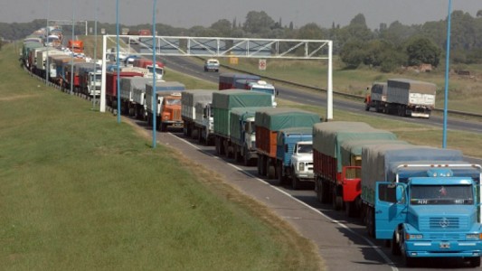 Transportistas de carga iniciaron un paro y podría generar desabastecimiento de productos esenciales