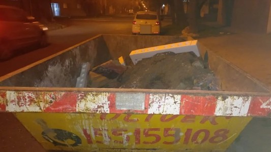 Investigan el hallazgo de una adolescente en un contenedor