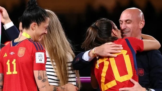 La FIFA suspendió provisionalmente a Rubiales