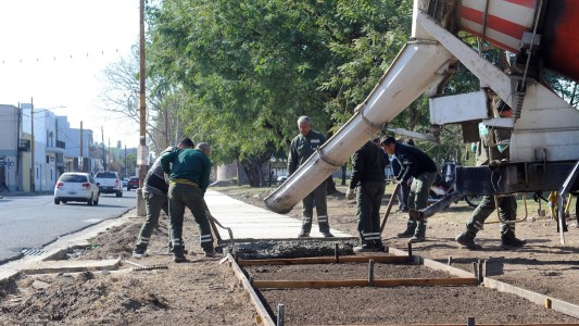 Renuevan las veredas en las inmediaciones del Parque Federal