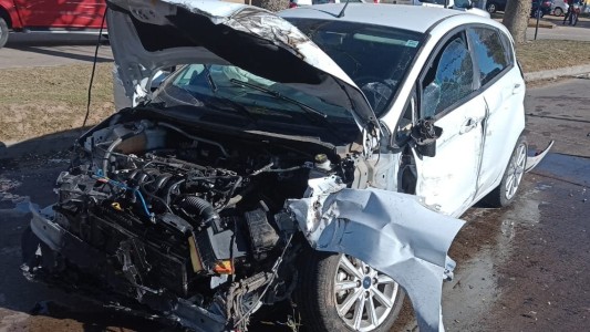 Video: Un camión pasó en rojo un semáforo y chocó a un auto a gran velocidad