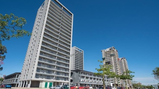 Video: tres motochorros quisieron robarle y se defendió a los golpes