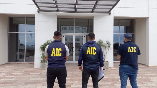 Allanan un departamento en el puerto y secuestran millones de pesos y miles de dólares