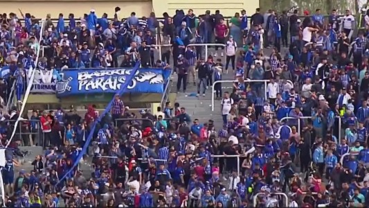 Godoy Cruz-Belgrano fue interrumpido por incidentes entre un grupo de hinchas y la Policía