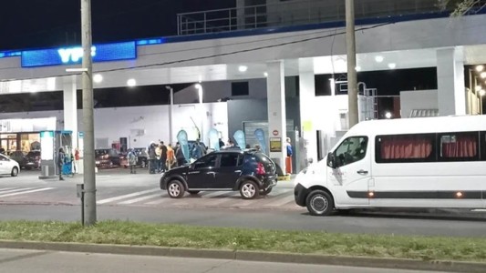 Balearon una estación de servicio cuando unos alumnos salían de viaje