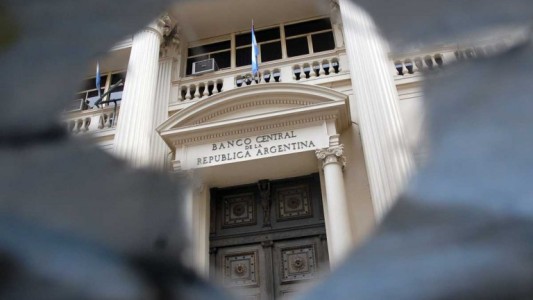 Las reservas en picada: perforaron el piso de los US$ 27.000 millones