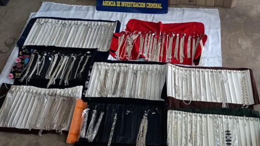 Trasladaron a tres hombres y tres mujeres por el robo de joyas y relojes