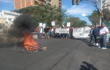 Trabajadores del Ministerio de Producción reclamaron por el pase a planta de 90 empleados