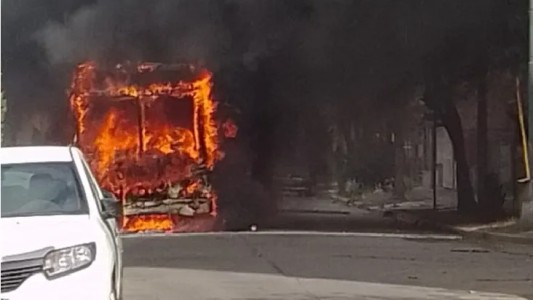 Se incendió un colectivo en barrio El Pozo