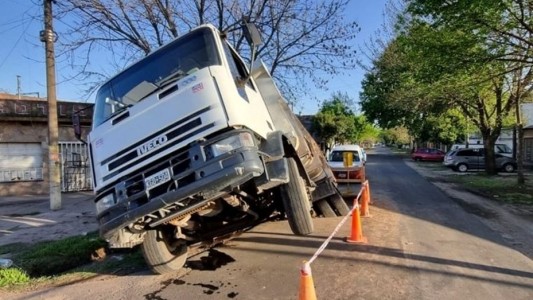 Rosario: un camión volcador con operarios que iba a reparar un pozo en la calle se cayó adentro