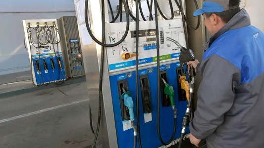 Falta combustible y en las estaciones cargan con cupos