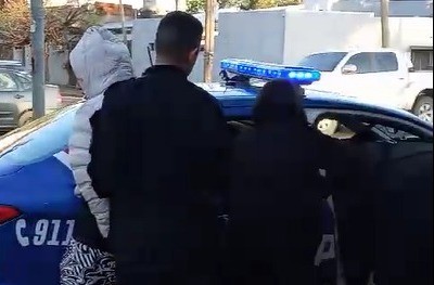 Video: Vecinos atraparon a un ladrón, lo golpearon y lo retuvieron hasta que llegó la policía