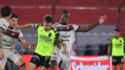 Colón perdió ante Barracas y complica su futuro