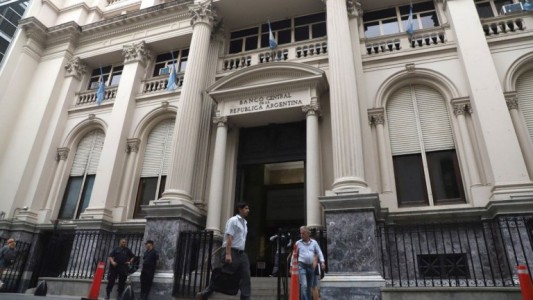 Ante la disparada del dólar, los bancos le pidieron US$ 125 millones al BCRA para alimentar las cajas este martes