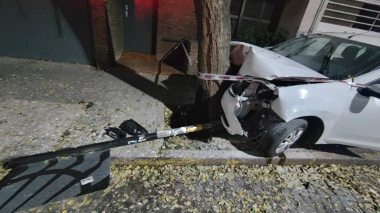 Rosario: chocó contra un árbol y tumbó un cartel, la alcoholemia le dio 2.17