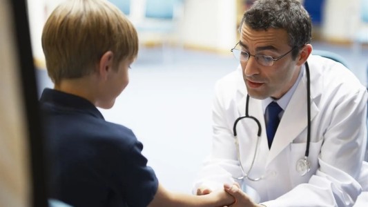 Desde este domingo, los pediatras dejan de atender con prepagas y obras sociales