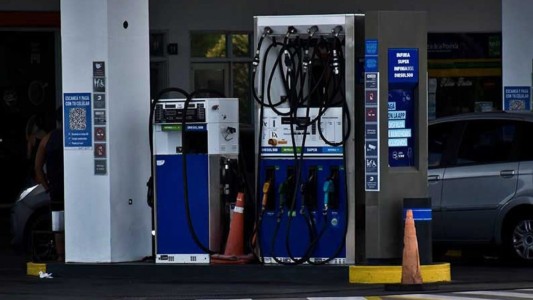 Escasea y aumenta el combustible en algunas estaciones de la ciudad