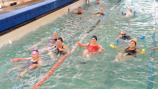 “Octubre mayor”: 150 adultos y adultas participan por día de las clases de natación