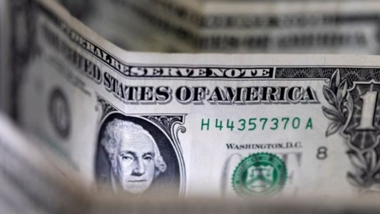 Tras el anuncio de más swap con China, el dólar blue bajó $80 y cerró a $905