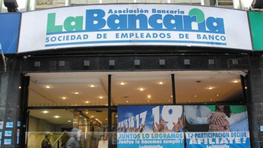 La Bancaria acordó un adelanto de 21,8%, por lo que el salario mínimo será de casi $540 mil