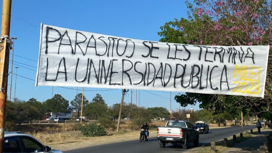 Apareció un polémico pasacalle frente a la Ciudad Universitaria