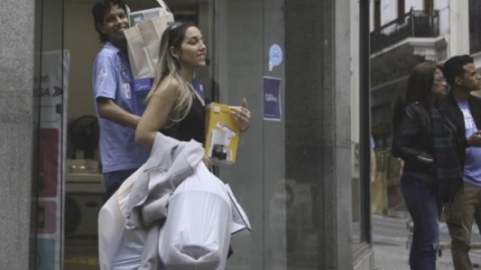 Largas filas en las casas de electrodomésticos para comprar productos antes de las elecciones