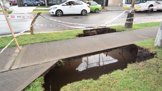 Socavón en la Costanera: hay hundimiento en la vereda