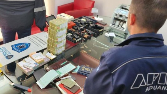 Armas, autos de alta gama y dólares en los allanamientos en propiedades del "Croata" (1)