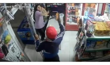 Violento robo en La Plata: apuntó con un arma a una madre y a su bebé, y fue linchado por vecinos