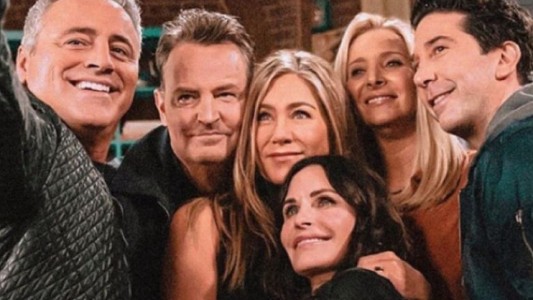 "Estamos completamente devastados": el emotivo mensaje de los protagonistas de "Friends" tras la muerte de Matthew Perry