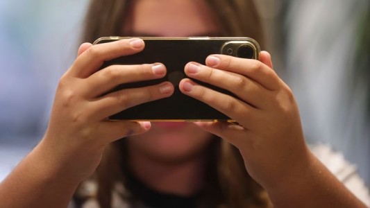 Psicólogo especialista en conducta suicida consideró que el uso de celular debe prohibirse hasta los 16 años