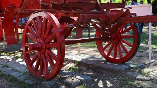 La Municipalidad restituye el carro de bomberos a la Plaza San Martín